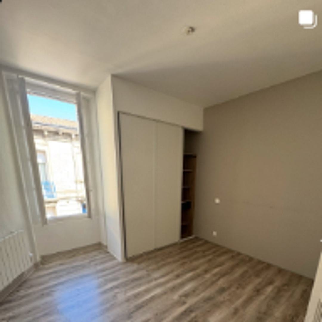 Chambre spacieuse et lumineuse avec parquet d'origine, dressing sur-mesure et vue dégagée sur les façades en pierre bordelaise. Nouveau bien en gestion locative. 🔑✨